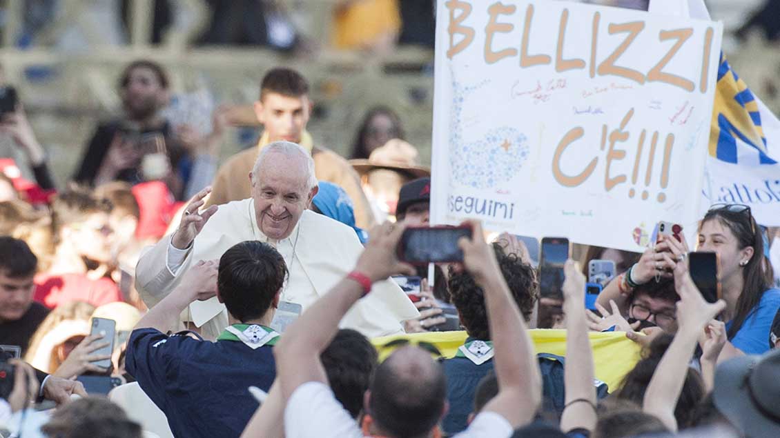 Papst Franziskus zwischen Jugendlichen Foto: Massimiliano Migliorato (imago)