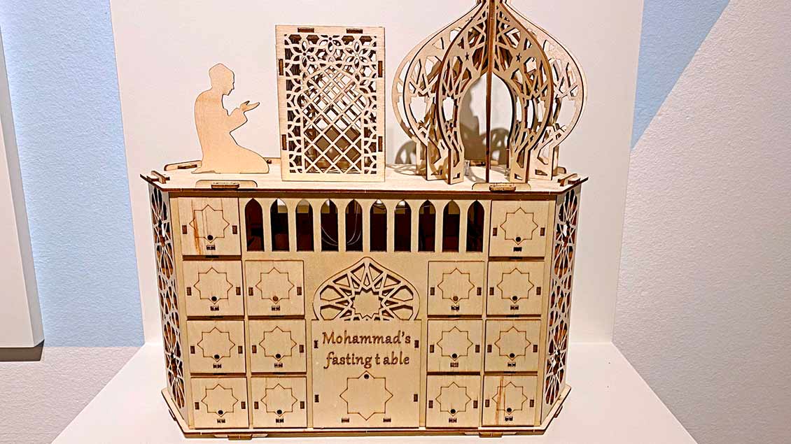 Ein aufwändig gestalteter Ramadan-Kalender symbolisiert in der Ausstellung im Museum Relígio die Tradition des Fastenbrechens. | Foto: Johannes Bernard