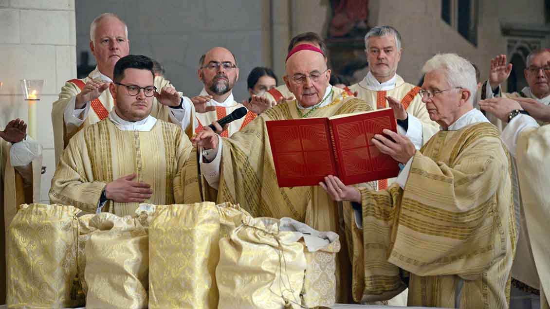 Bischof Genn weiht die liturgischen Öle Foto: Thomas Mollen (pbm)