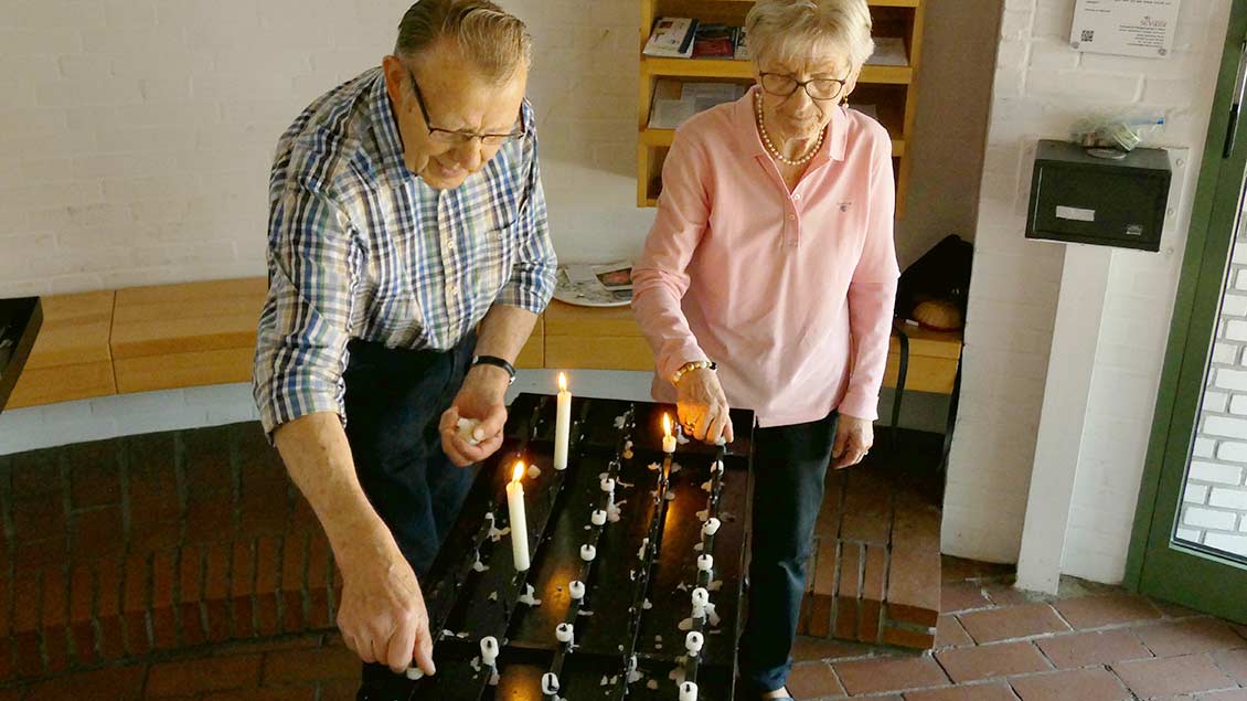 Josef und Else Rechtien entfernen Kerzenwachs vom Kerzenständer in Der Autobahnkapelle neben der Raststätte „Dammer Berge“ an der A 1. | Foto: Franz Josef Scheeben