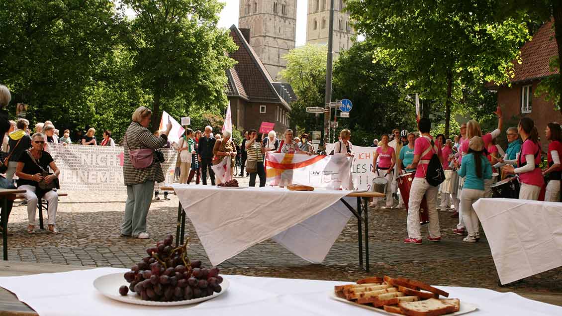 Nach der Demonstration hielten die Teilnehmenden eine Agape-Feier mit anschließendem Picknick an der Überwasserkirche in Münster. | Foto: Heike Hänscheid