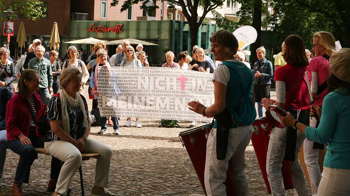 Nach der Demonstration hielten die Teilnehmenden eine Agape-Feier mit anschließendem Picknick an der Überwasserkirche in Münster. | Foto: Heike Hänscheid