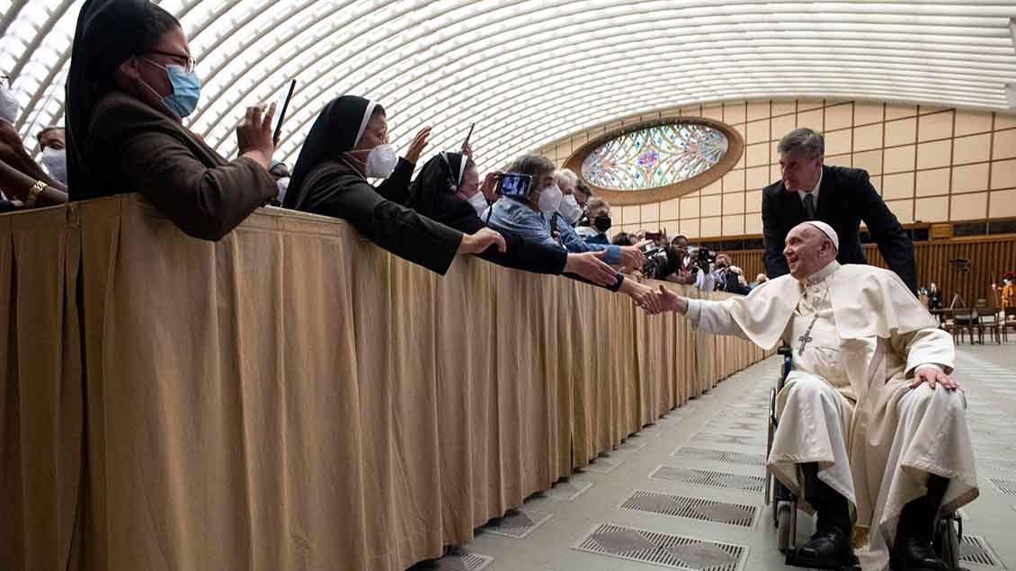 Papst Franziskus im Rollstuhl Foto: Vatican Media (Zuma Wire/imago)