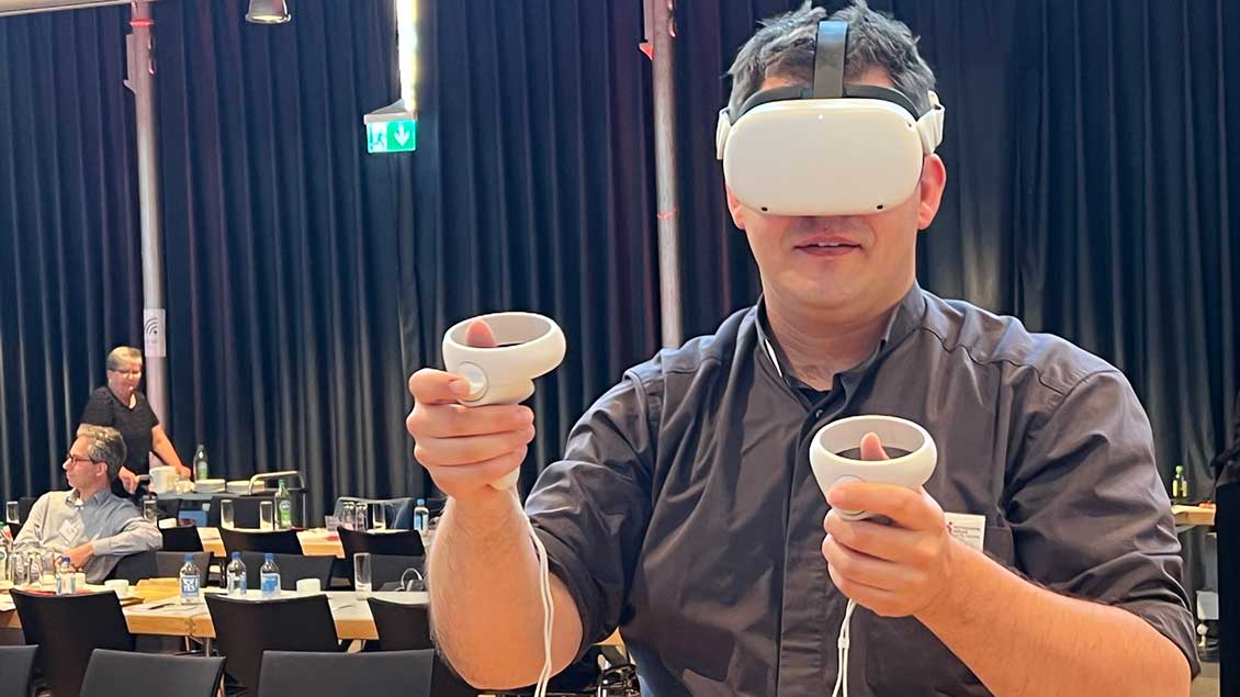 Burgkaplan Ralf Meyer von der Jugendburg Gemen testet "Virtual Reality", die in der Schulseelsorge in Münsters Mauritz-Gymnasium eingesetzt wird. | Foto: Markus Nolte