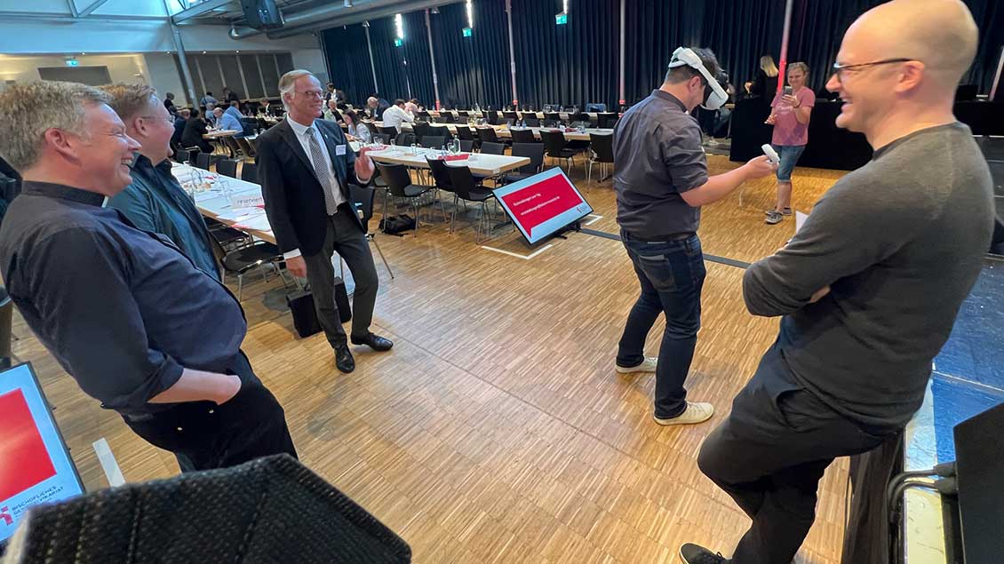 Spaß mit "Virtual Reality" (von links): Regens Hartmut Niehues, Generalvikar Klaus Winterkamp, Burgkaplan Ralf Meyer und Schulseelsorger Hendrik Drüing. | Foto: Markus Nolte