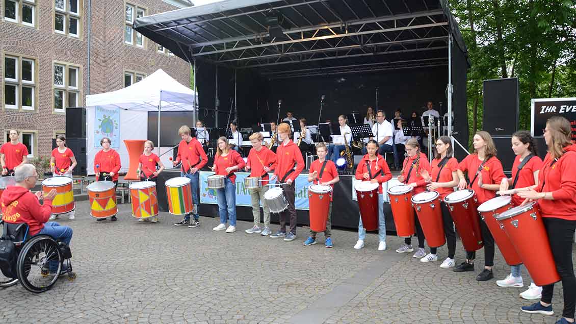 Die Rhythmusgruppe „Konga Quings“ eröffnet das Umweltfestival auf der Wasserburg Rindern. | Foto: Jürgen Kappel