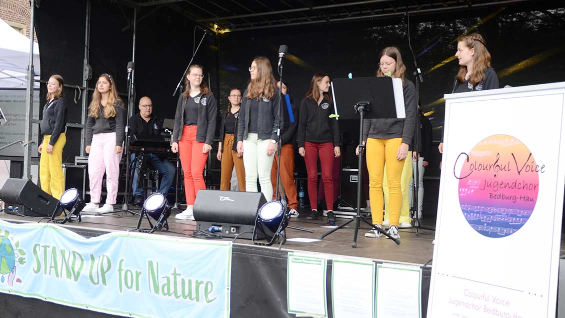 Der Jugendchor „Colourful Voice“ aus Bedburg-Hau gestaltet musikalisch den Mittagsimpuls. | Foto: Jürgen Kappel