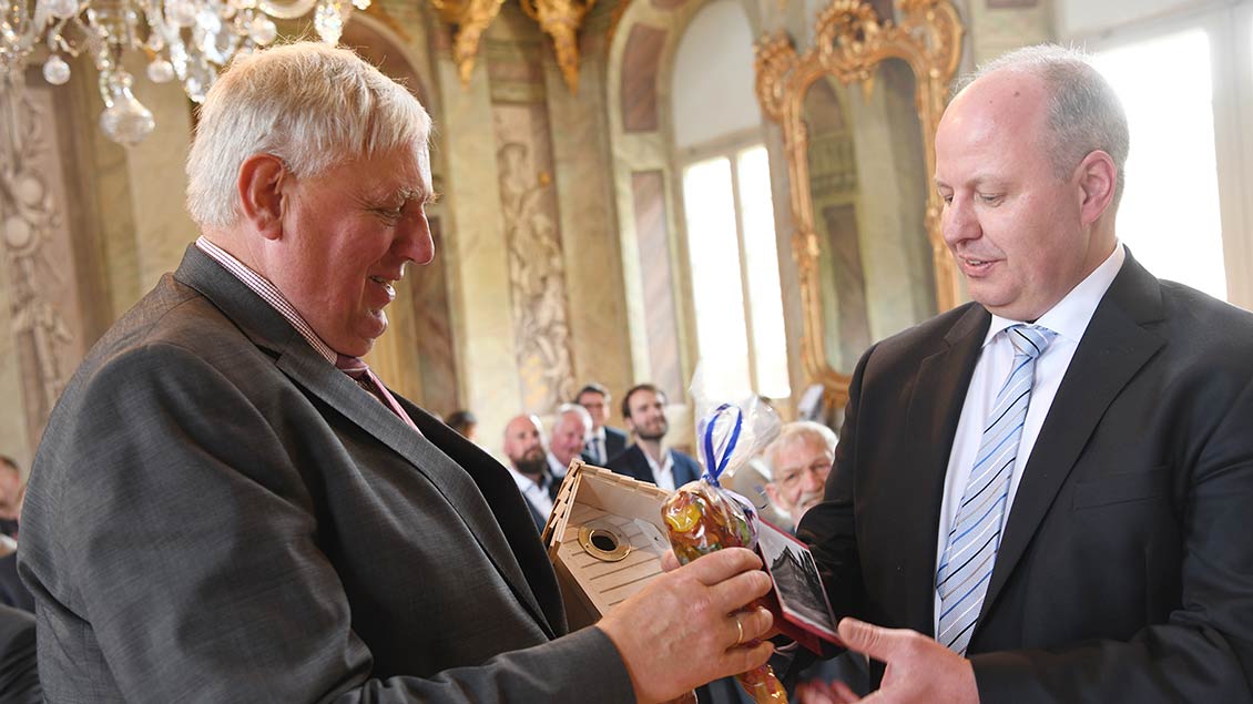 Dietmar Davids, Geschäftsführer der Bischof-Hermann-Stiftung, bedankt sich bei Karl-Josef Laumann. | Foto: Michael Bönte