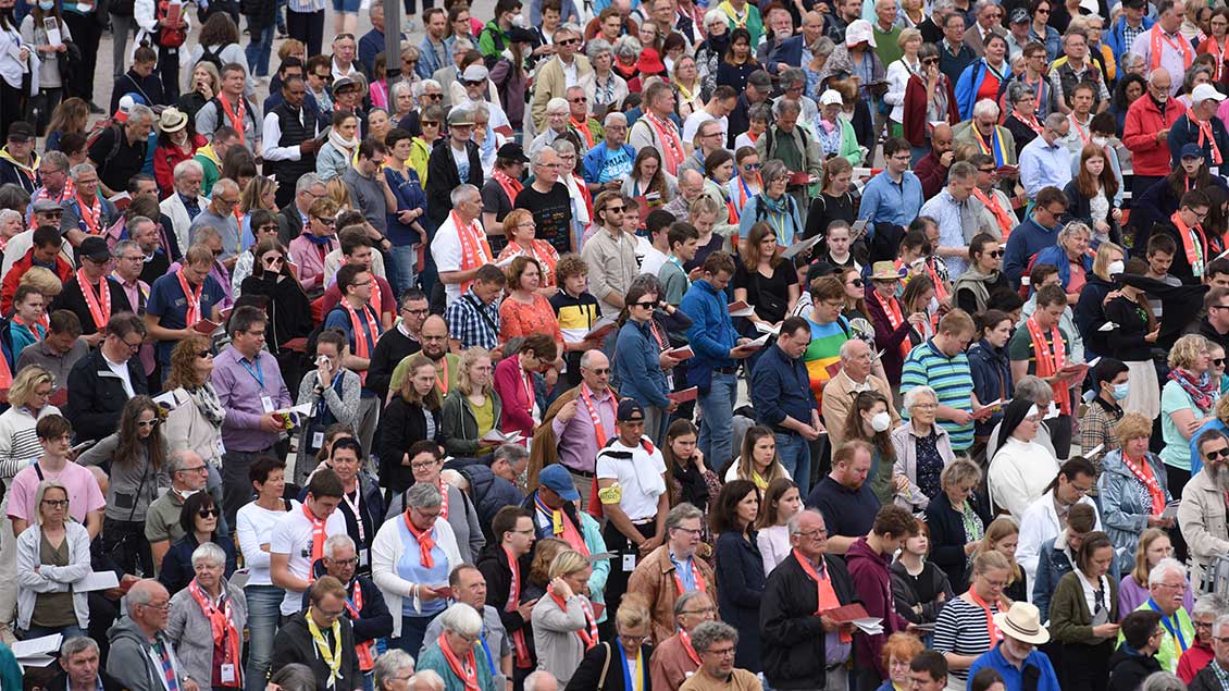 Eröffnungsgottesdienst des Katholikentags an Christi-Himmelfahrt: Die Menschen haben sich auf dem Schlossplatz in Stuttgart versammelt. | Foto: Michael Bönte