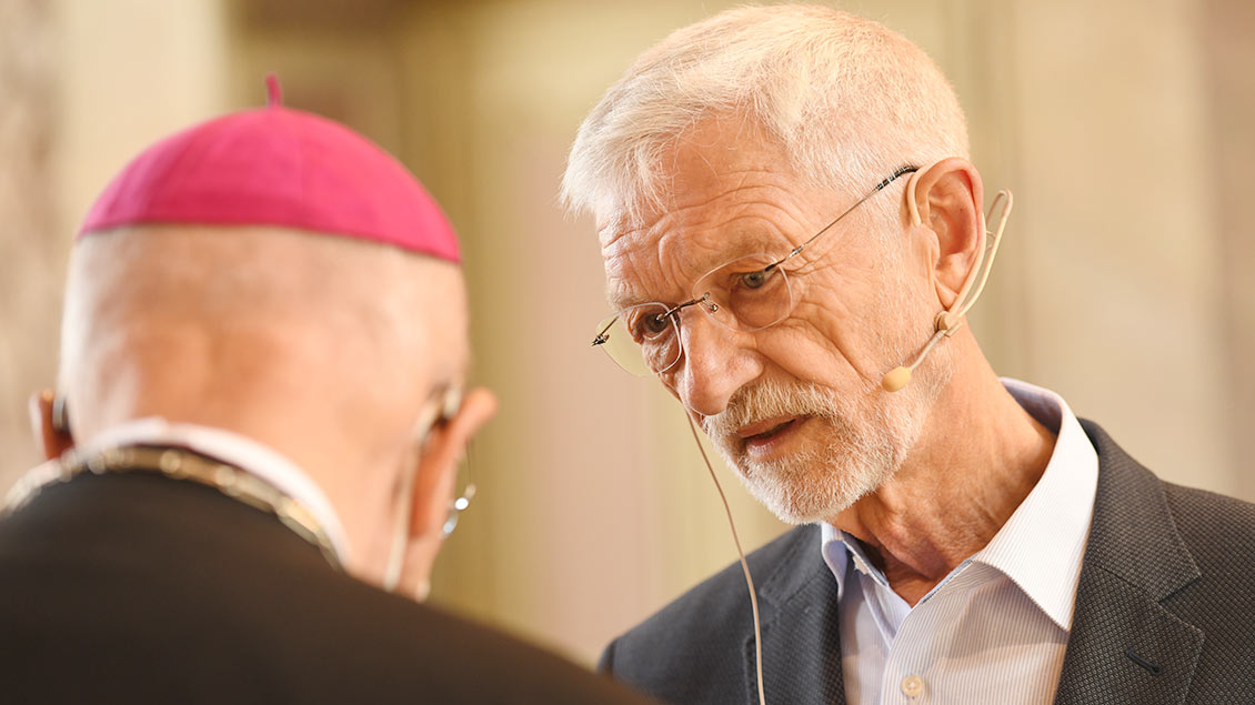 Bernd Mülbrecht, langjähriger Mitarbeiter der Stiftung, im Gespräch mit Bischof Felix Genn. | Foto: Michael Bönte
