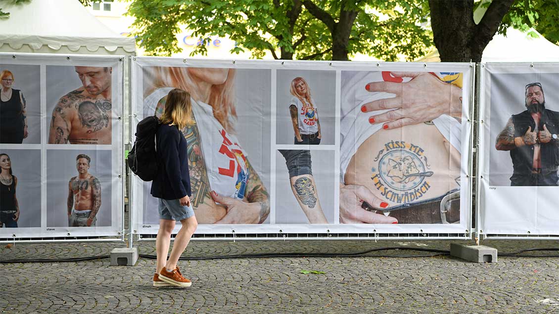 „Unter die Haut“ heißt eine Ausstellung auf dem Karlsplatz. | Foto: Michael Bönte