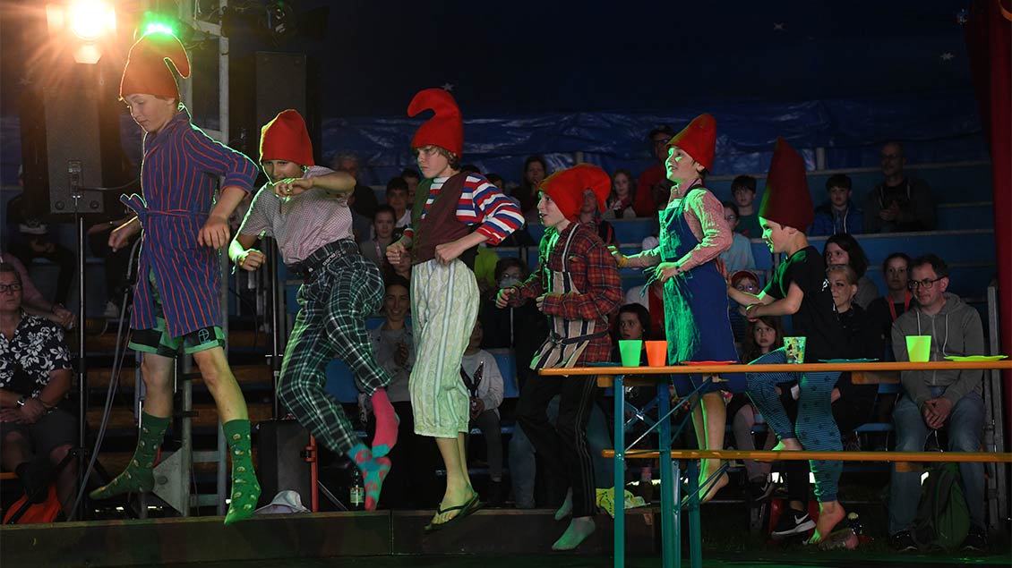 Zwergen-Aufstand: Die Salesianer Don Bosco haben ein Zirkuszelt aufgestellt, in dem sie einen Mittmach-Zirkus anbieten. | Foto: Michael Bönte