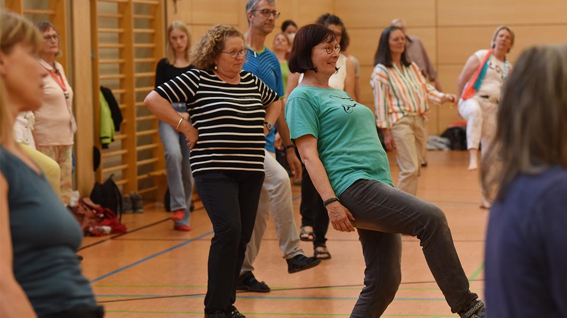 Und Wechselschritt und hoch das Bein… Biblischer Tanz in der Turnhalle des St.-Agnes-Gymnasium. | Foto: Michael Bönte