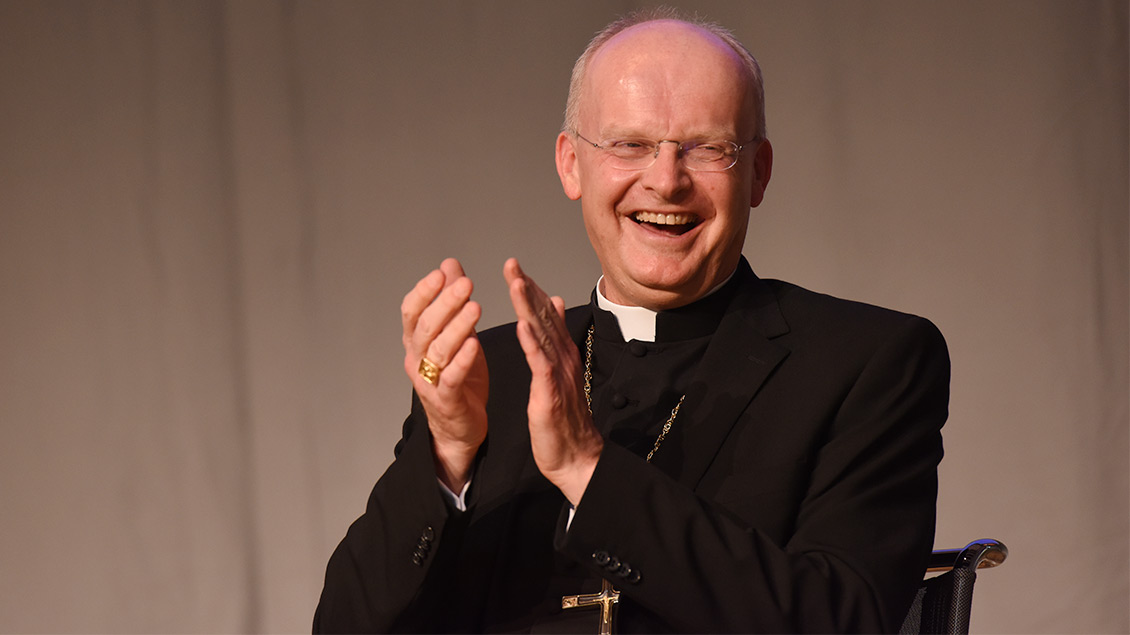 Sichtlich viel Freude hatte Bischof Franz-Josef Overbeck aus Essen bei seiner Podiumsdiskussion. | Foto: Michael Bönte