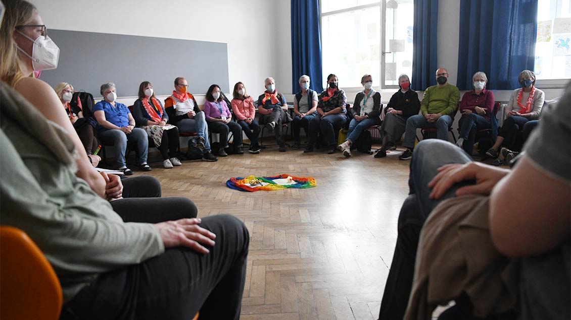 Gemeinsames Lernen – „Selbstfürsorge – ganz praktisch“ heißt der Selbsterfahrungskurs im „Zentrum Regenbogen“. | Foto: Michael Bönte