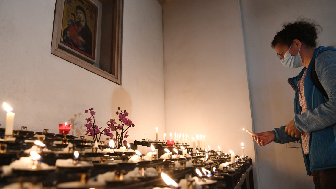 Für viele Besucher des Katholikentags gehört es dazu, in den Kirchen der Stadt Kerzen anzuzünden. | Foto: Michael Bönte