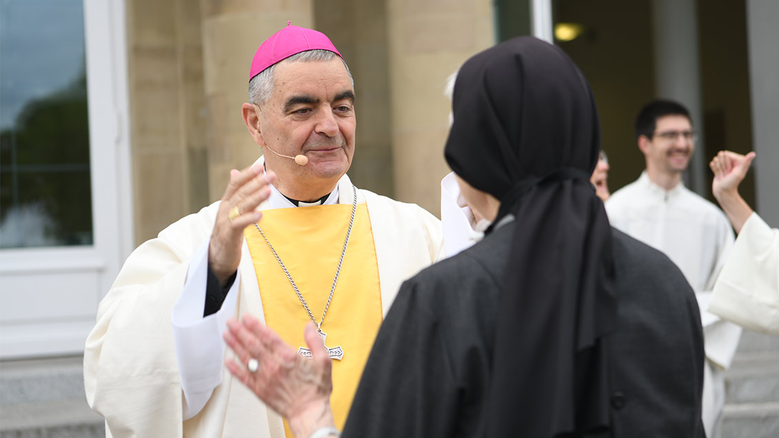 Auch der Apostolische Nuntius Nikola Eterović wurde herzlich begrüßt. | Foto: Michael Bönte