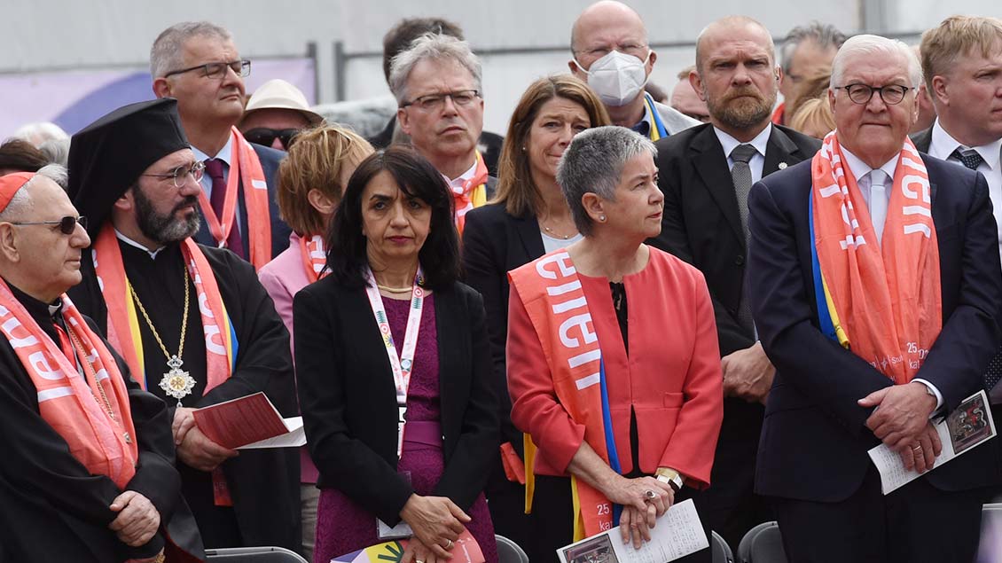 Bundespräsident Frank-Walter Steinmeier (rechts) hat neben Irme Stetter-Karp, der Vorsitzenden des Zentralkomitees der deutschen Katholiken, Platz genommen. | Foto: Michael Bönte