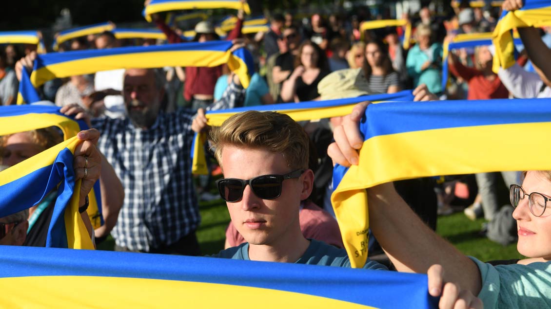 Zeichen der Solidarität: Die blau-gelben Schals des Katholikentags sind auch ein Friedenszeichen. | Foto: Michael Bönte