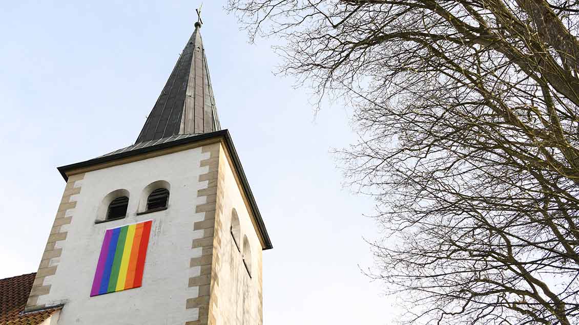Regenbogenflagge am Kirchturm Foto: Michael Bönte