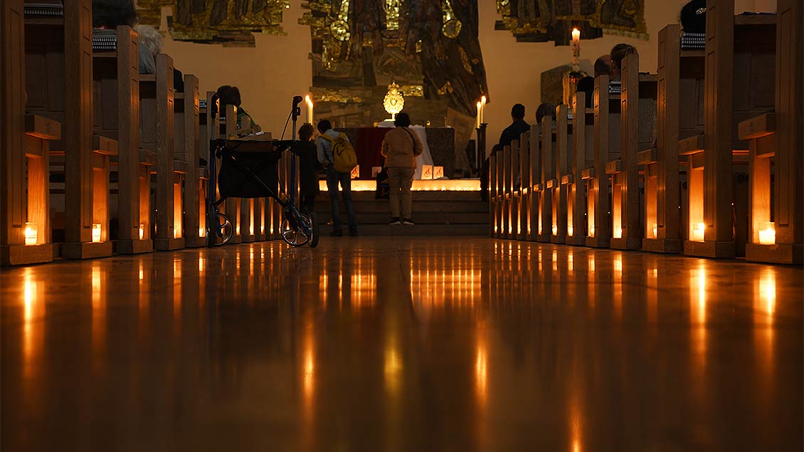Am Abend wurde es dann noch einmal besinnlich: Anbetung im St.-Eberhard-Dom. | Foto: Michael Bönte