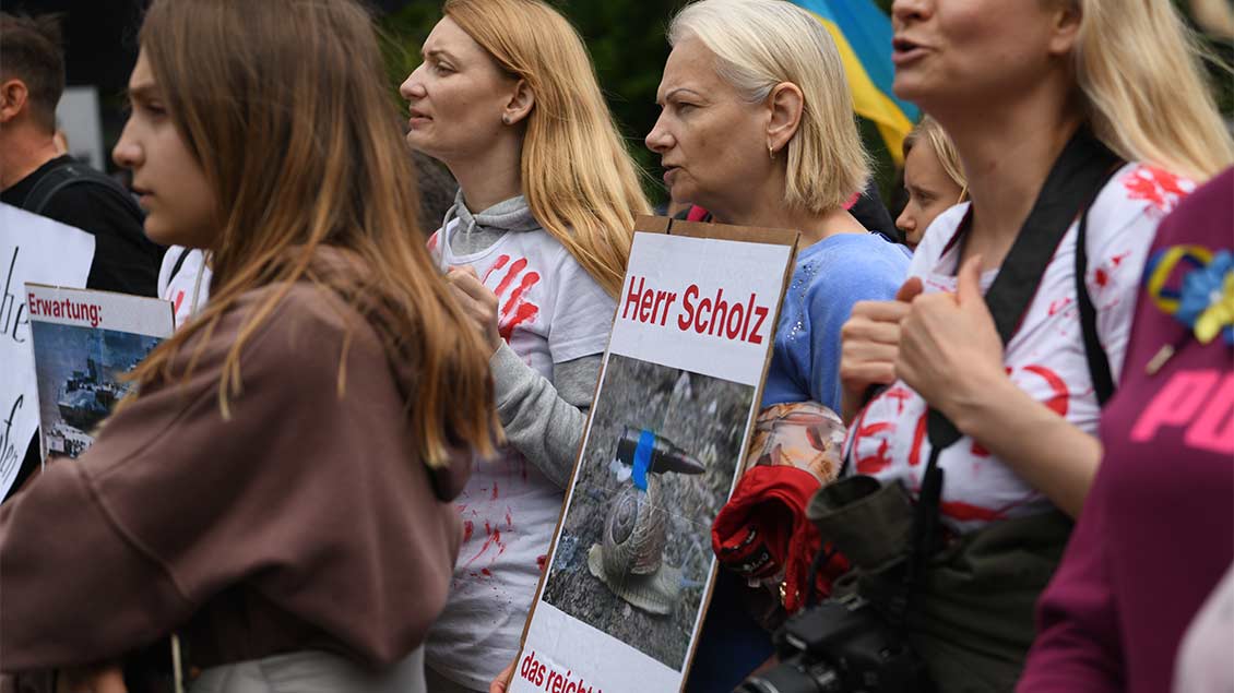 Vor der Tür hatten sich Demonstranten versammelt, die mehr Einsatz der Bundesregierung für die Ukraine forderten.
