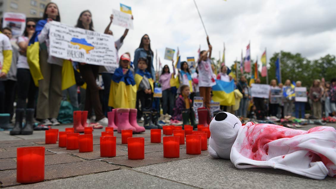 Die Demonstranten machten deutlich, was die Menschen in der Ukraine derzeit ertragen müssen. | Foto: Michael Bönte
