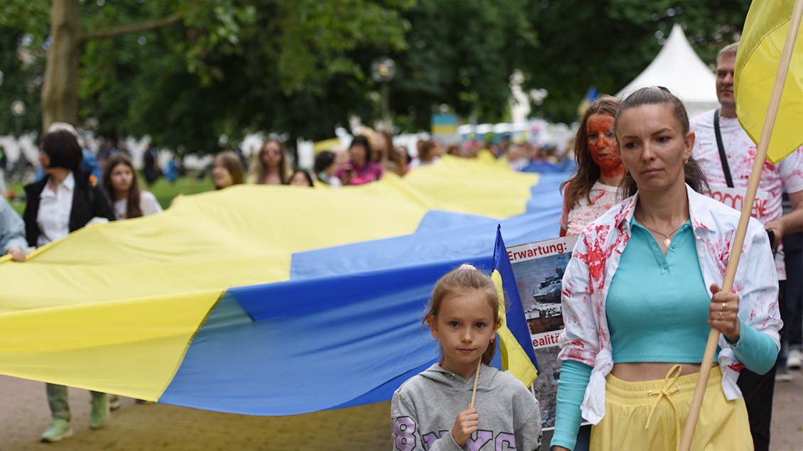 Mit einer riesigen ukrainischen Fahne zogen die Demonstranten durch Stuttgart. | Foto: Michael Bönte