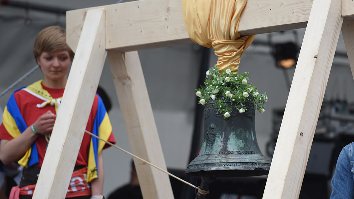Im Schlossgarten wurde eine Friedensglocke geläutet. | Foto: Michael Bönte