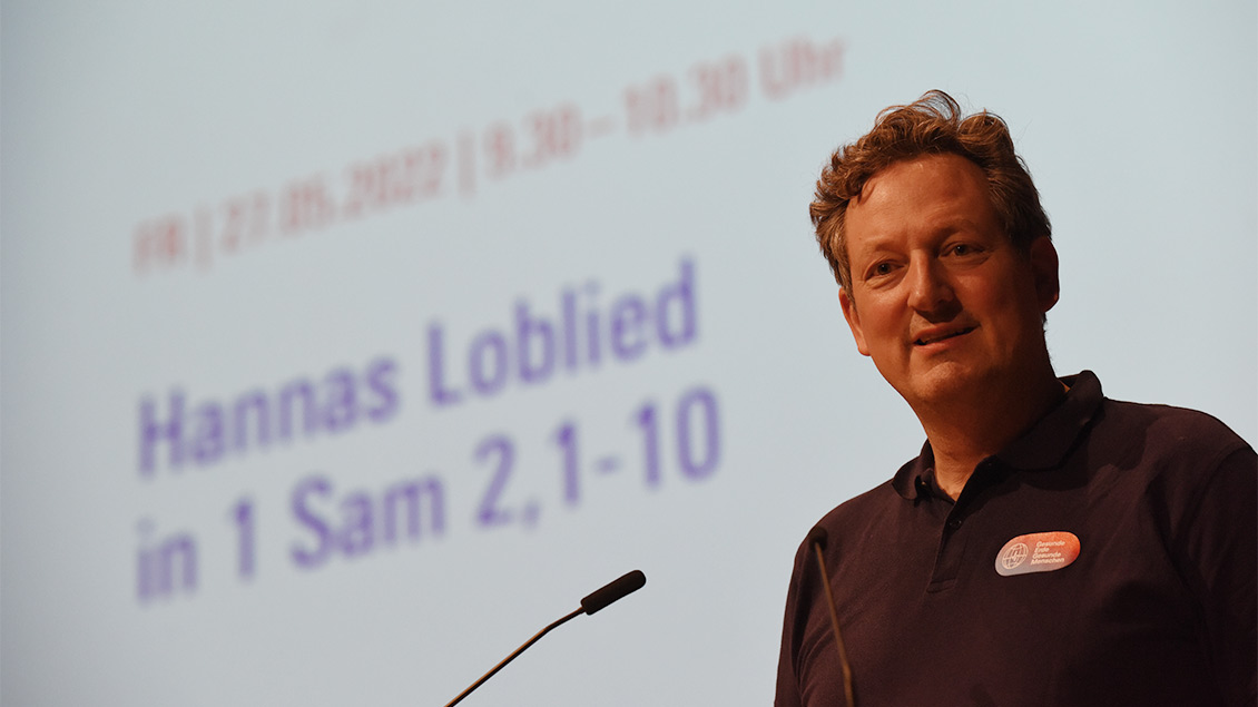 Kabarettist Eckart von Hirschhausen gestaltete einen Bibelimpuls zu Hannas Loblied. | Foto: Michael Bönte