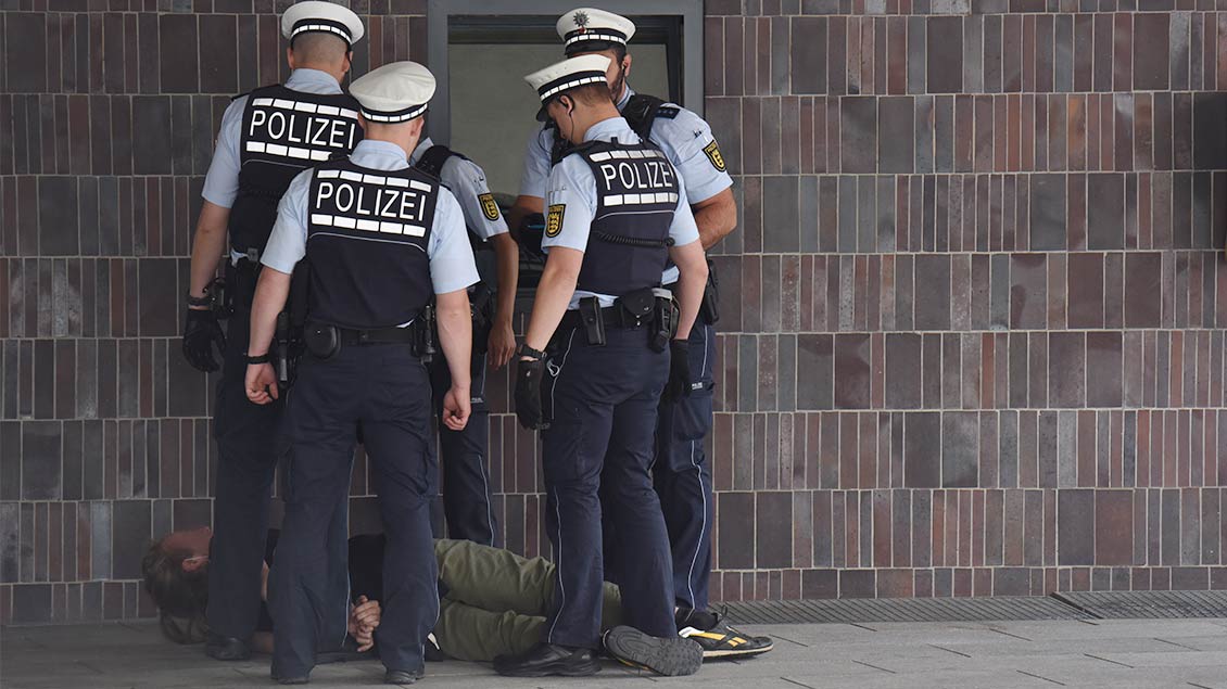 Am Rande des Kanzler-Besuchs wurde ein Mann festgenommen, der lautstark in den Sicherheitsbereich eindringen wollte. | Foto: Michael Bönte