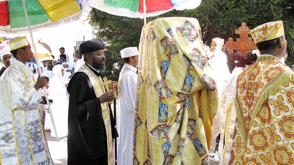 Bischof Diyonasiyos Tedla Mengistu geht hinter der verhüllten Bundeslade her | Foto: Jürgen Flatken