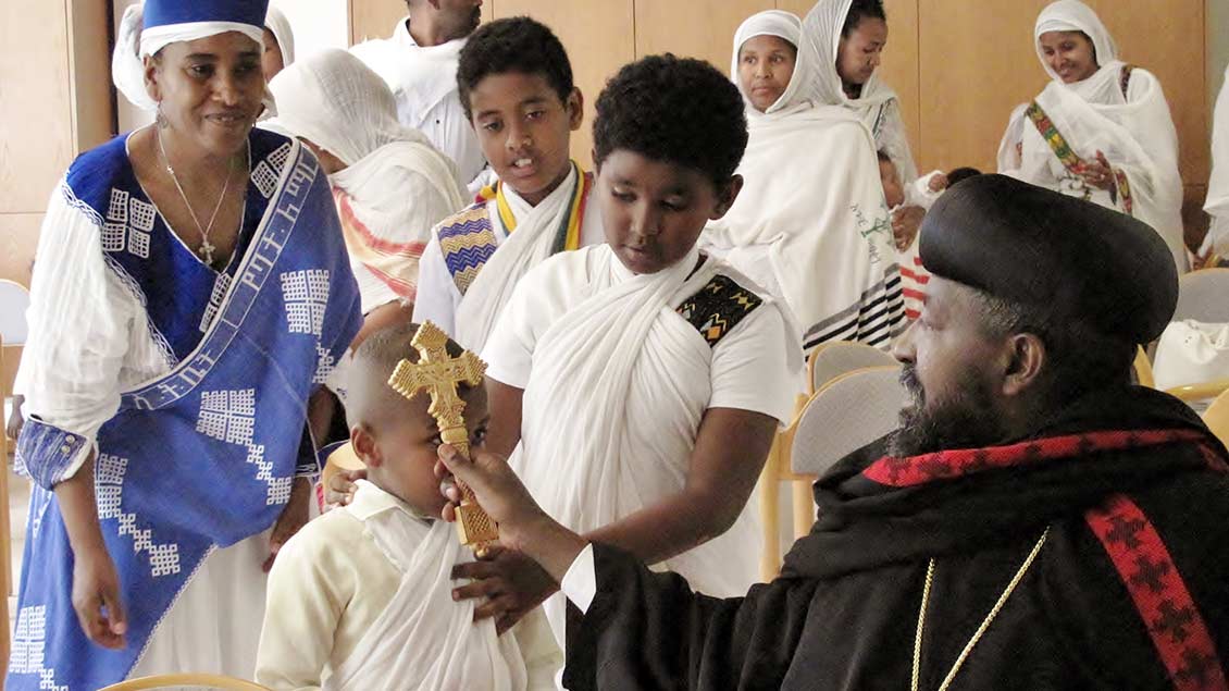 Bischof Diyonasiyos Tedla Mengistu segnet Kinder. | Foto: Jürgen Flatken