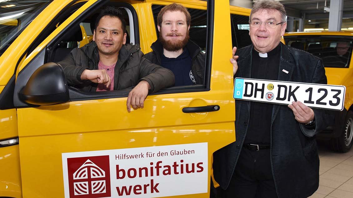 Georg Austen bei der Übergabe 2018 eines Boni-Busses an die Diasporagemeinde Stuhr-Moordeich St. Paulus.