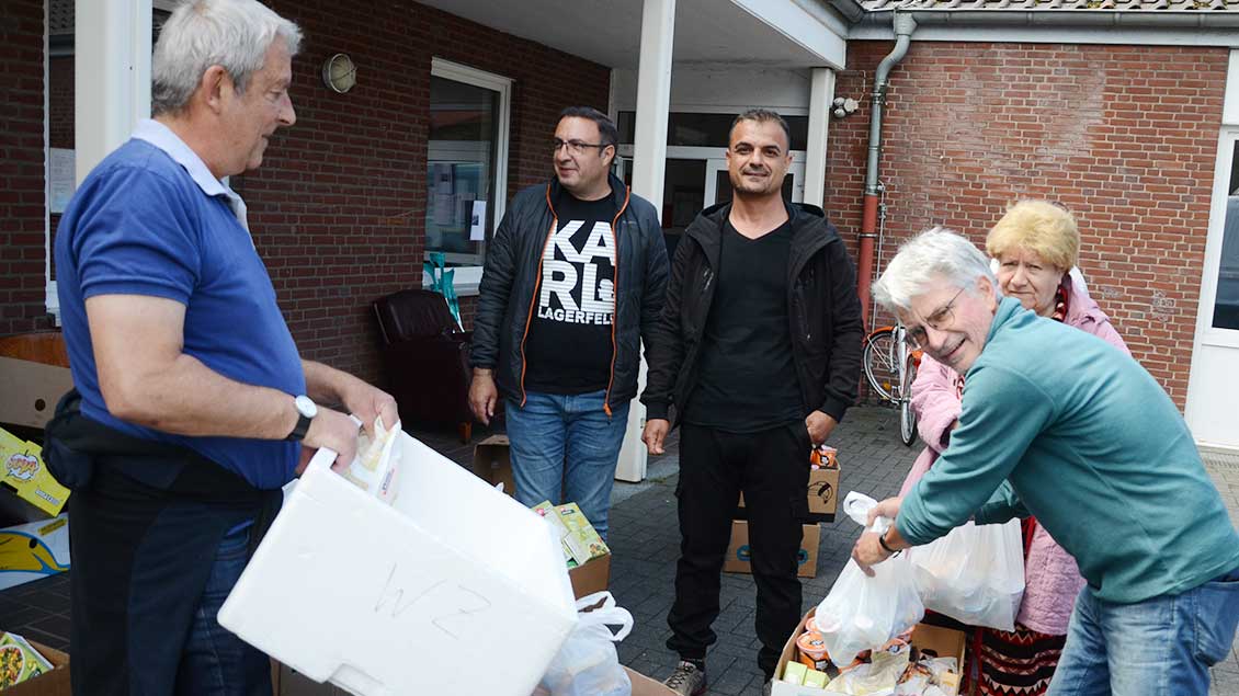 Jogi Feldheim und Klaus Wolfertz (rechts) bringen die Lebensmittel der Tafel. Foto: Jürgen Kappel