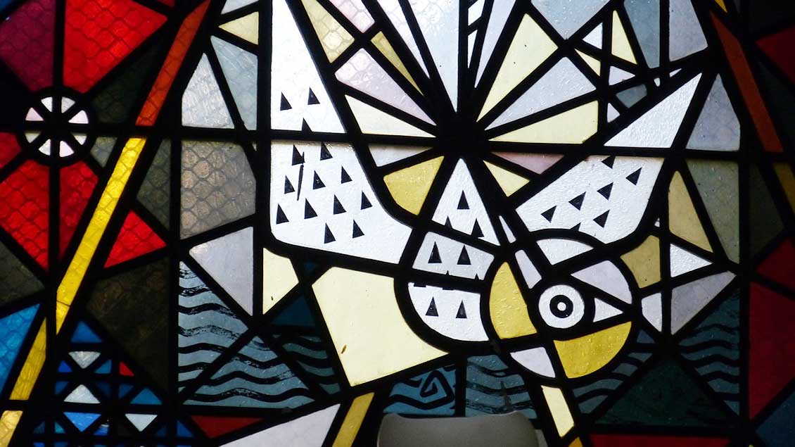 Heilig-Geist-Fenster in einer Hildesheimer Kirche. Foto: pixabay