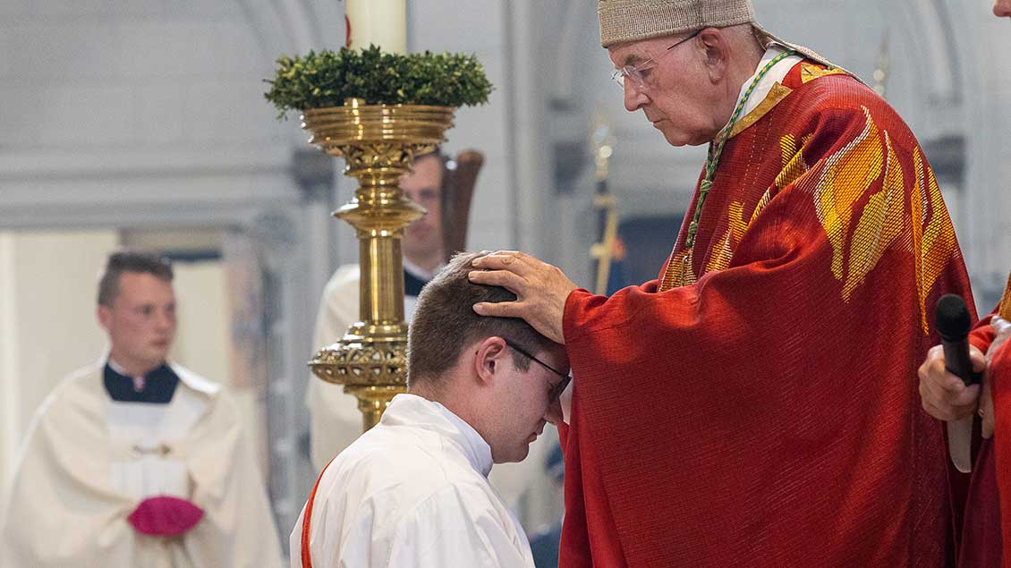 Handauflegung in Stille: Bischof Felix Genn weiht Tobias Eilert zum Priester. | Foto: Achim Pohl (pbm)