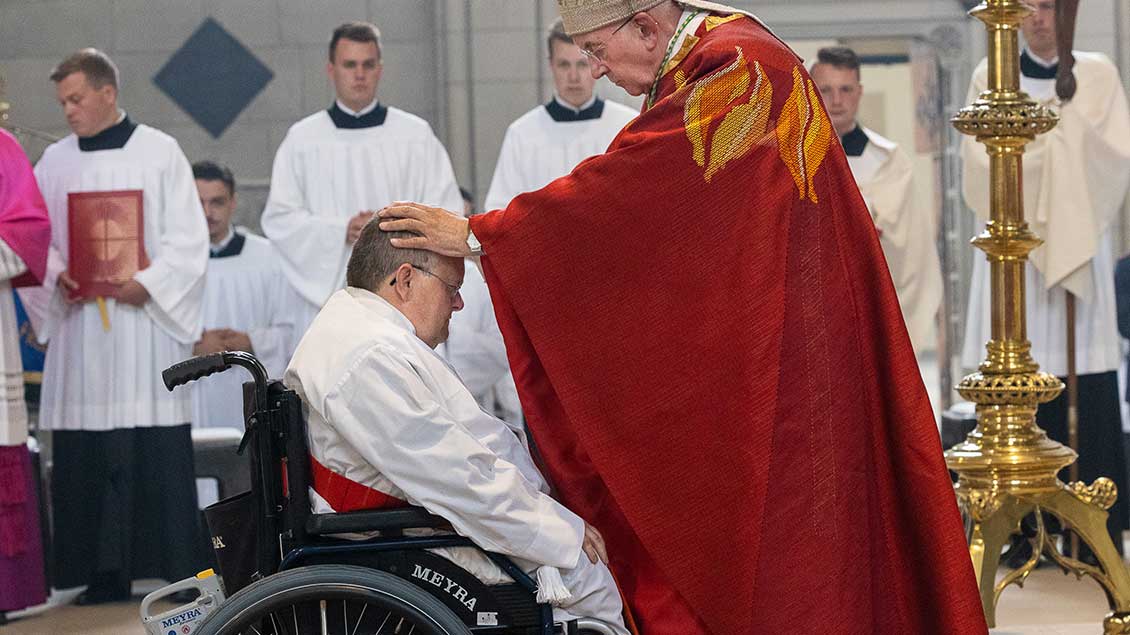 Handauflegung in Stille: Bischof Felix Genn weiht Matthias Fraune zum Priester. | Foto: Achim Pohl (pbm)