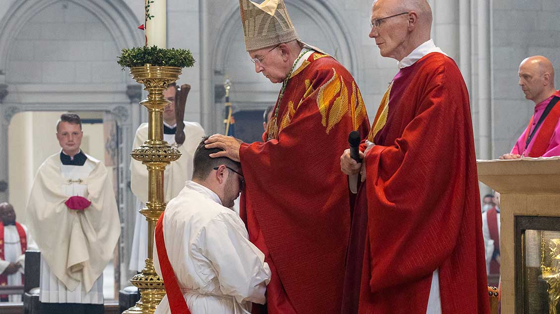Handauflegung in Stille: Bischof Felix Genn weiht Lars Rother zum Priester. | Foto: Achim Pohl (pbm)