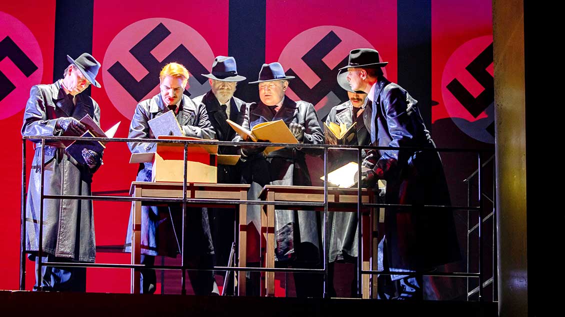 Gestapo und Nazi-Beamte bei ihrer Arbeit. | Foto: Oliver Berg