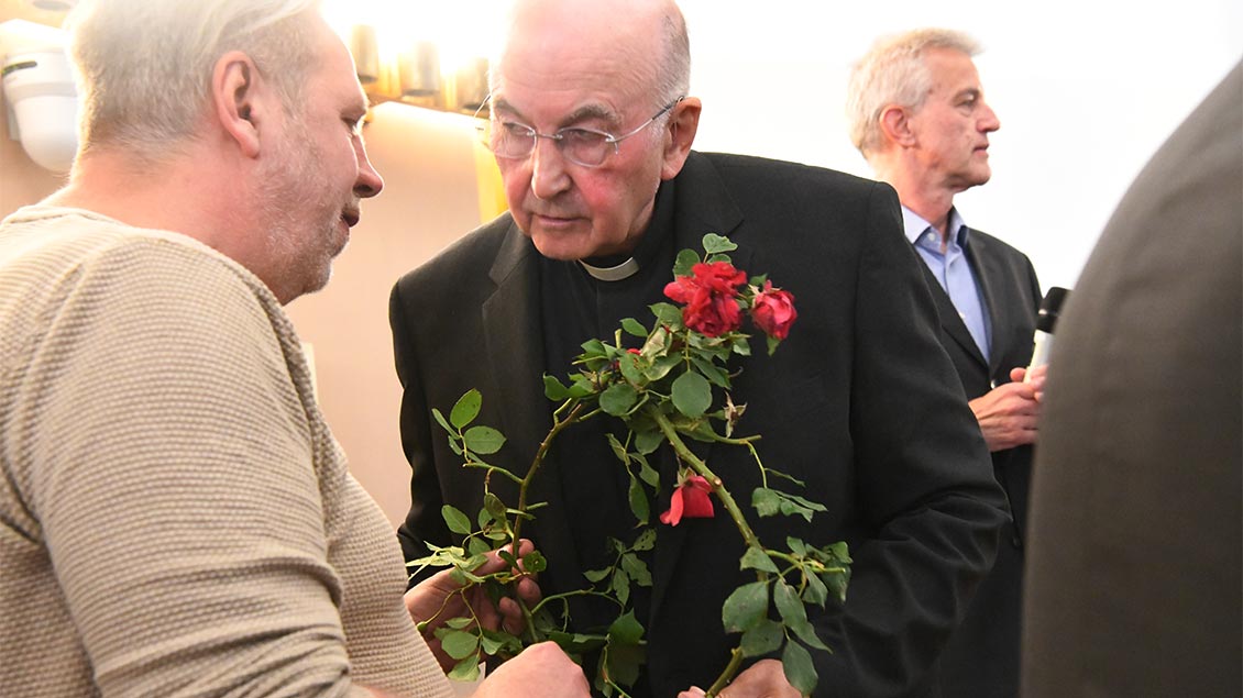 Im Umfeld der Übergabe der Studie bekam Bischof Felix Genn eine Dornenkrone überreicht.  Foto: Michael Bönte
