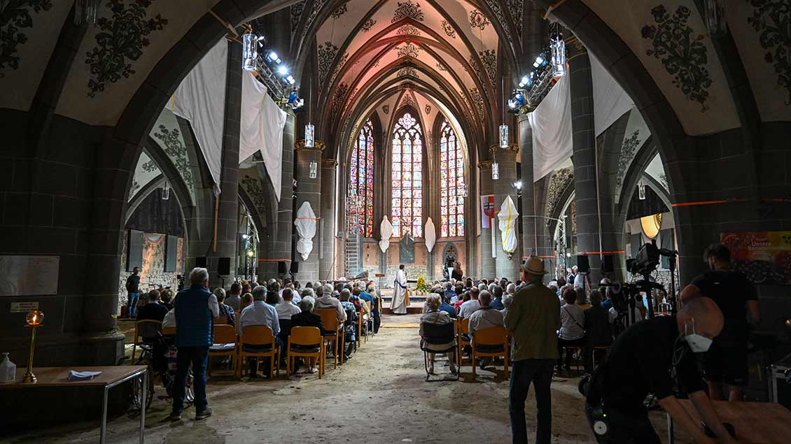 Gottesdienst in St. Laurentius Ahrweiler Foto: Harald Oppitz (KNA)