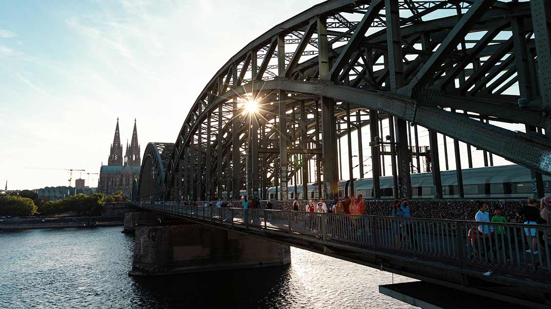 Brücke über den Rhein zum Kölner 