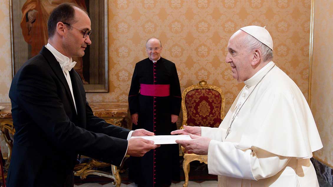 Botschafter Bernhard Kotsch mit Papst Franziskus Foto: Vatican Media (imago)