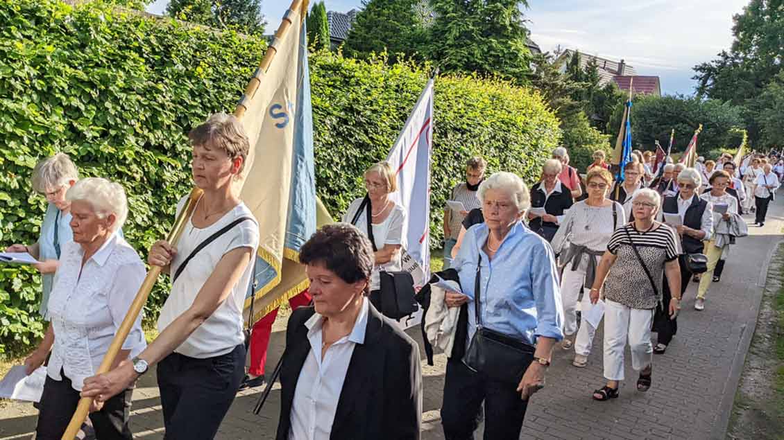 Frauen bei ihrem Wallfahrtszug von Cloppenburg zum Marienwallfahrtsort Bethen. | Foto: Michael Rottmann