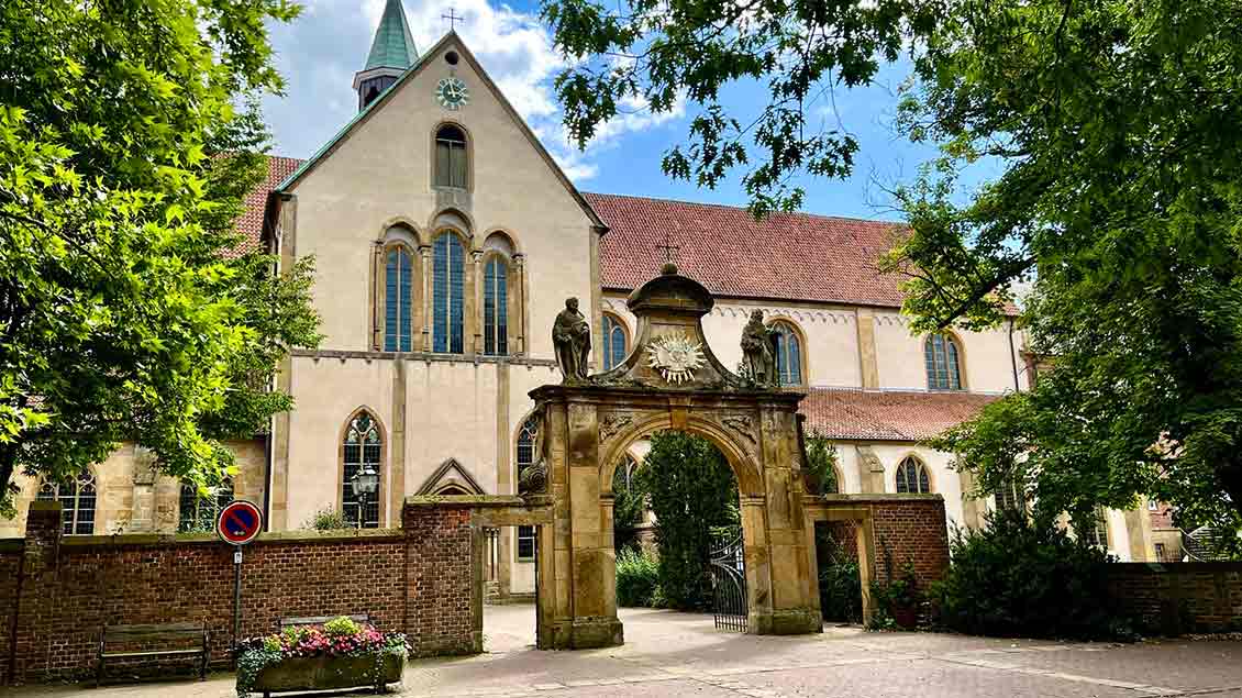 Barockes Tor zur 800 Jahre alten romanisch-gotischen Abteikirche Marienfeld bei Harsewinkel. | Foto: Markus Nolte