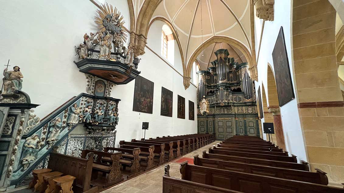 Blick ins Kirchenschiff mit Kanzel und Orgel. | Foto: Markus Nolte