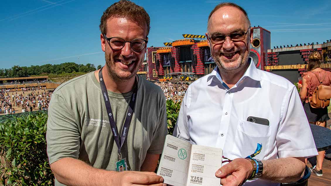 Bernd Dicks (links) mit Weihbischof Lohmann beim Besuch der „Main-Stage“ Foto: Christian Breuer (pbm)