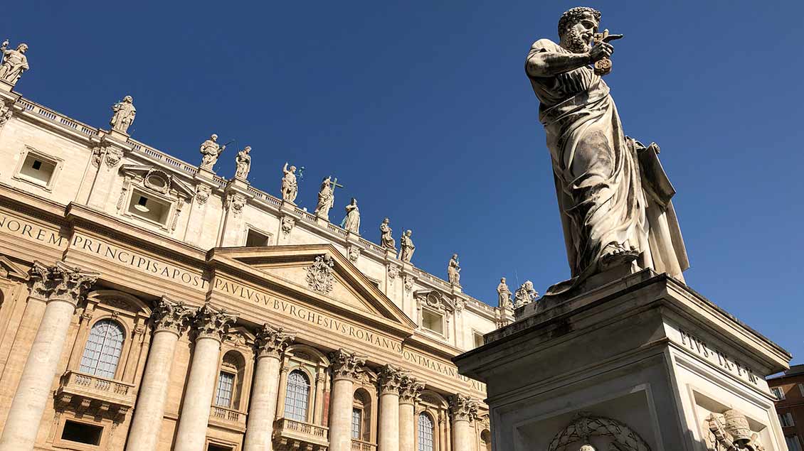 Statue des Apostel Petrus vor dem Petersdom in Rom.