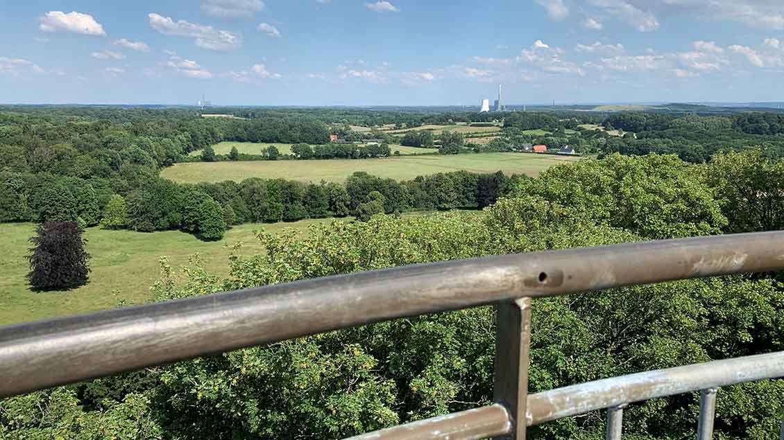Von der Aussichts-Plattform des Wasserturms aus bietet sich ein weiter Blick ins Land. | Foto: Annette Saal